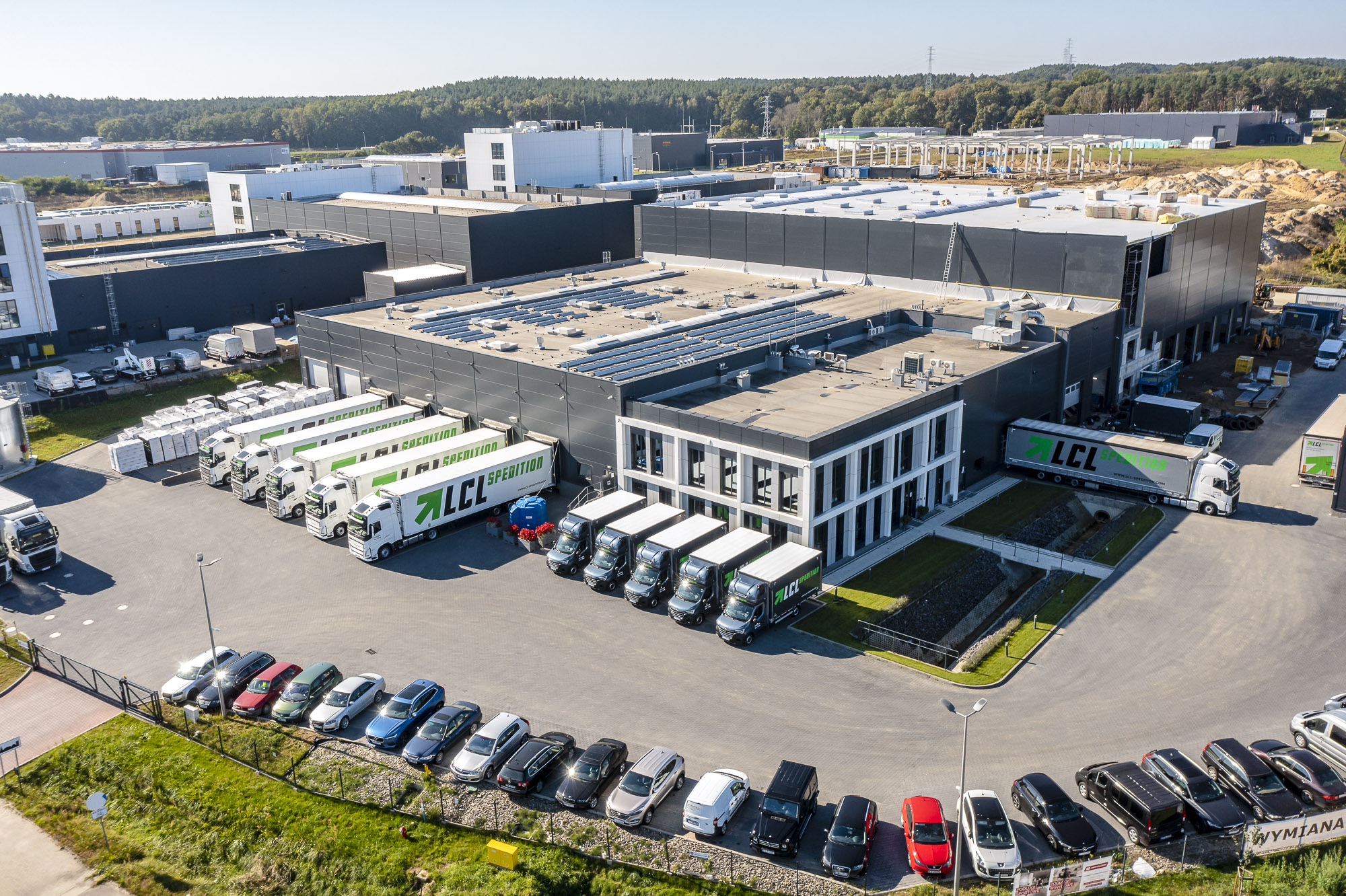 Luftaufnahme des LCL-Logistikstandorts mit Lagerhallen und Fahrzeugen