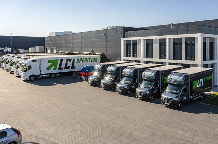 Budynek firmy LCL Logistic, przed nim pojazdy floty LCL Spedition do transportu międzynarodowego