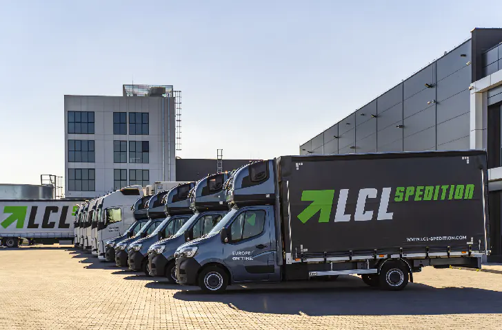Auta dostawcze i ciężarowe floty LCL Spedition przed budynkiem firmy logistycznej LCL Logistic