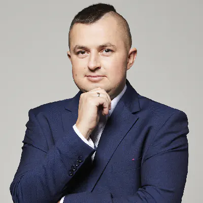 Prezes firmy LCL Logistic Mateusz Oleksiejuk - portret w garniturze
