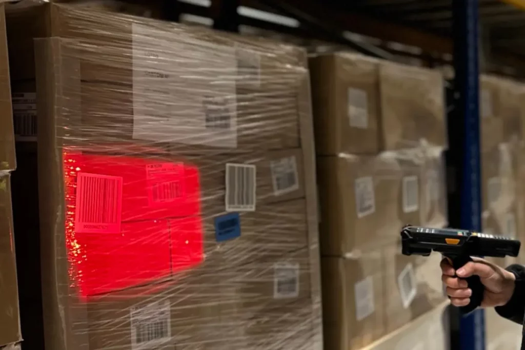 Skaner skanujący etykietę z kodem EAN