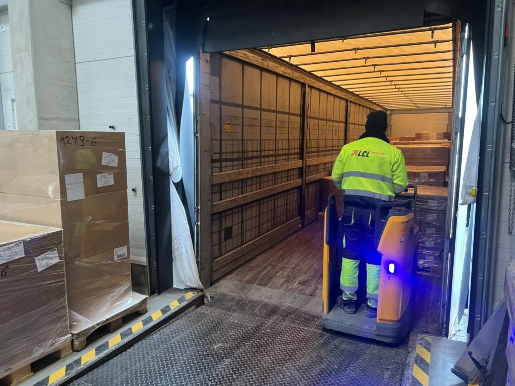 Magazyn LCL Logistic: Załadowanie ciężarówki