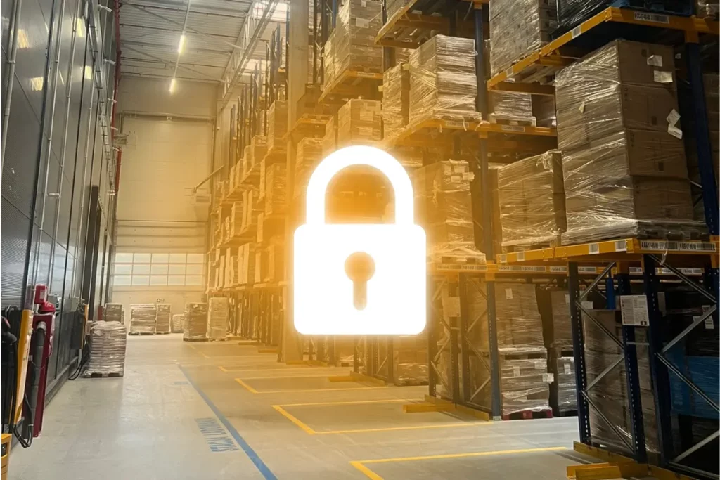 Vorhängeschloss im Hintergrund des LCL Logistic-Lagers